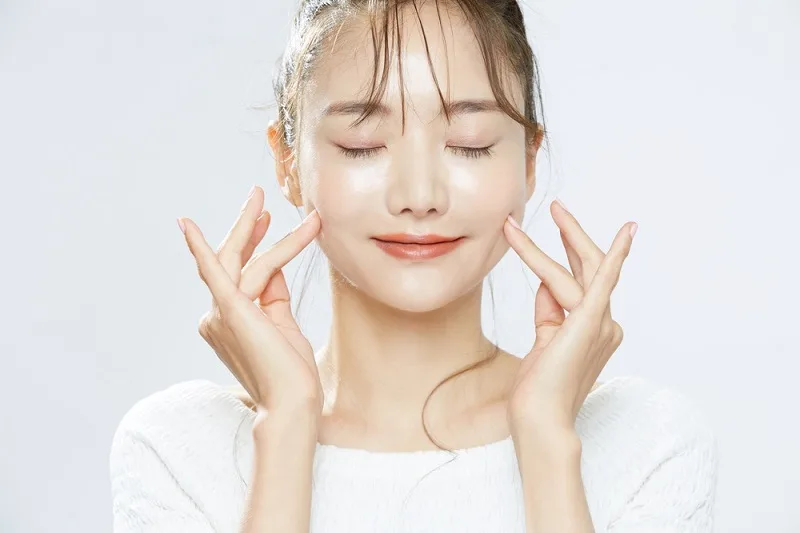 tay trang truoc hay rua mat truoc quy trinh lam sach dung chuan